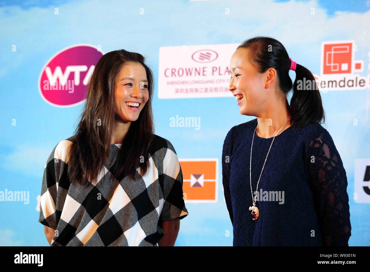 Chinese tennis player Li Na, left, and Peng Shuai, right, smile during a  welcome party for the 2014 Shenzhen Open of the 2014 WTA Tour in Shenzhen  cit Stock Photo - Alamy