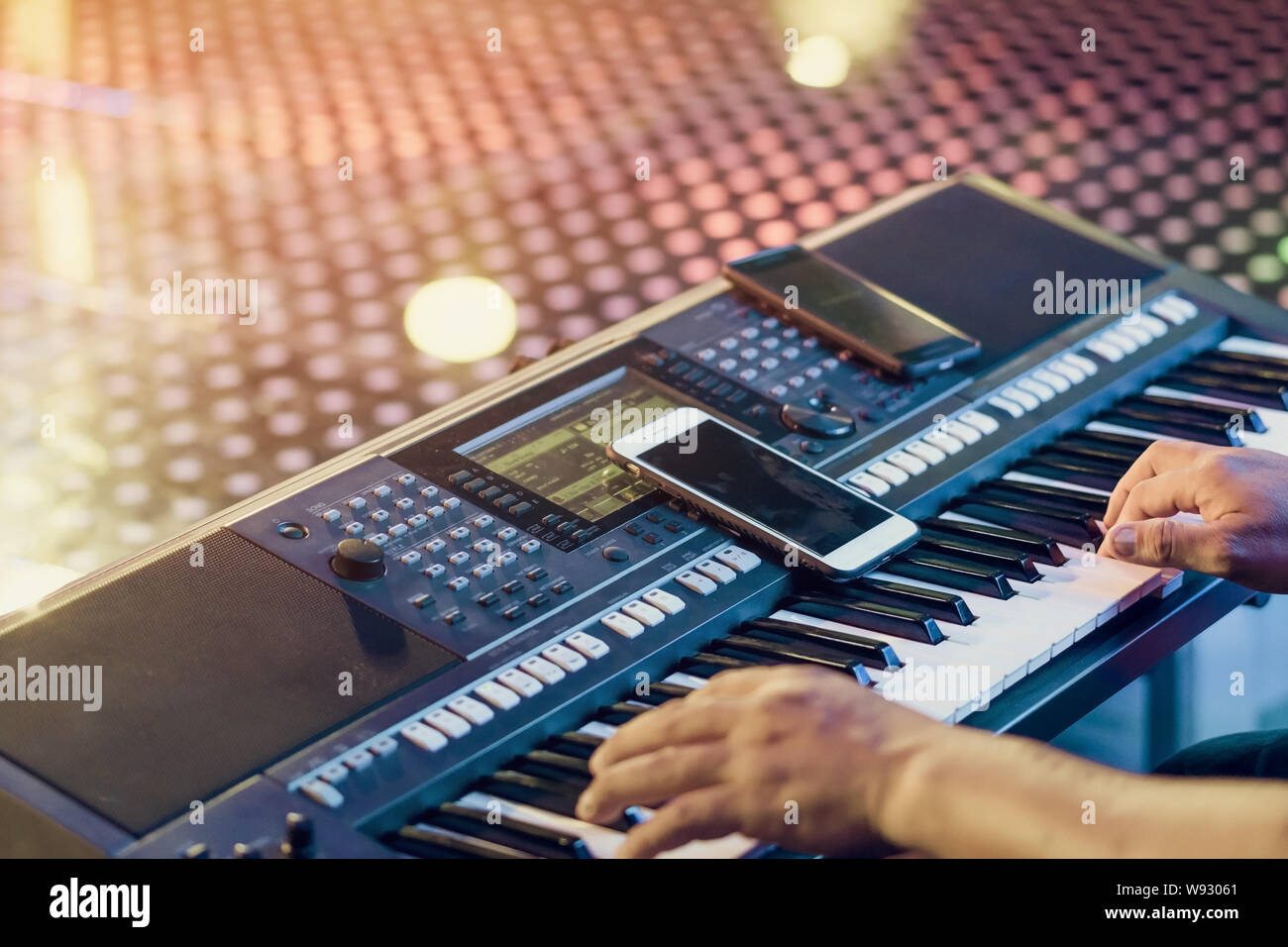 Musician play electronic keyboard synthesizers by using smartphone as