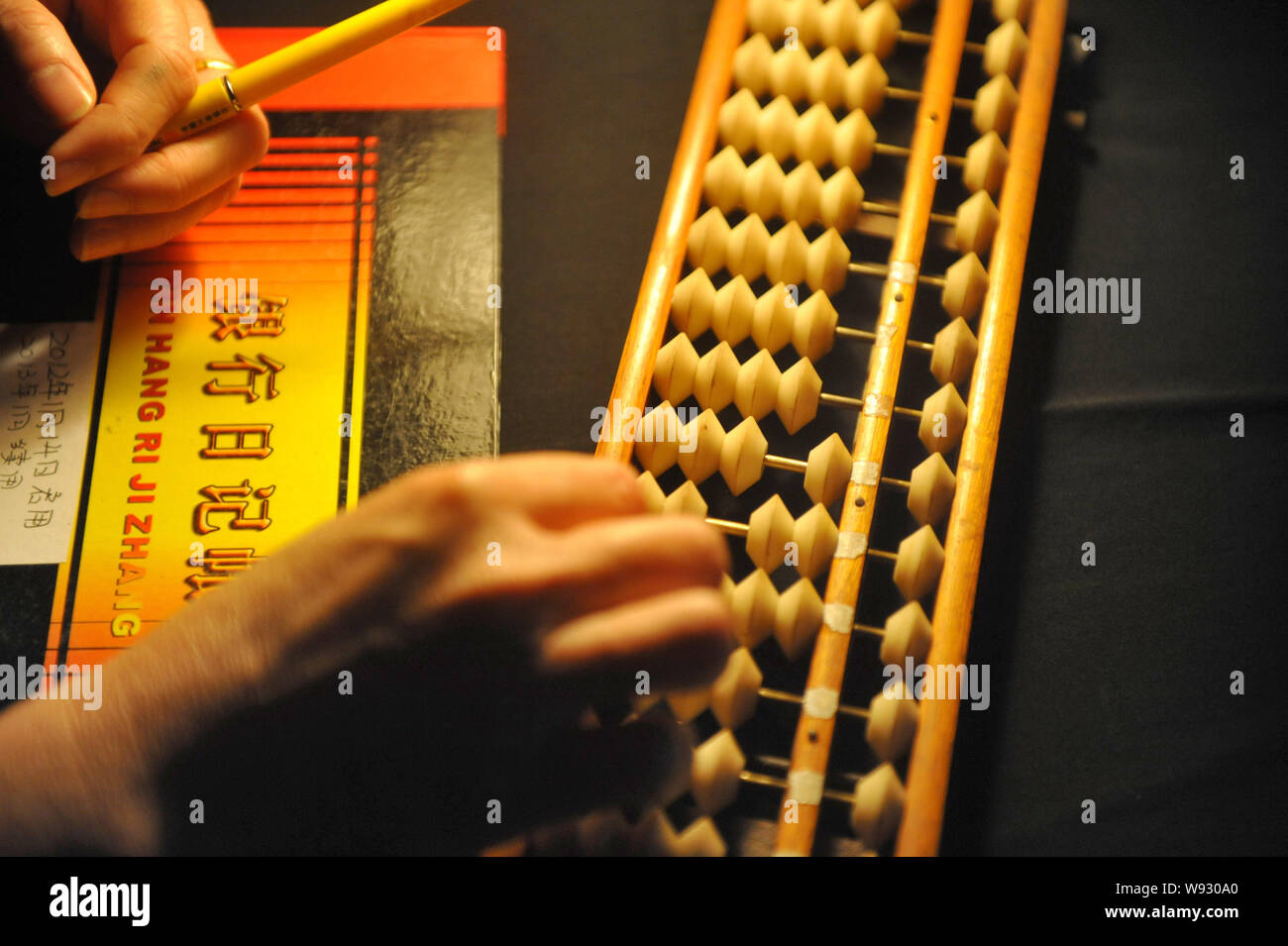 Chinese Abacus Tutorial Chinese abacus hi-res stock photography and images - Alamy