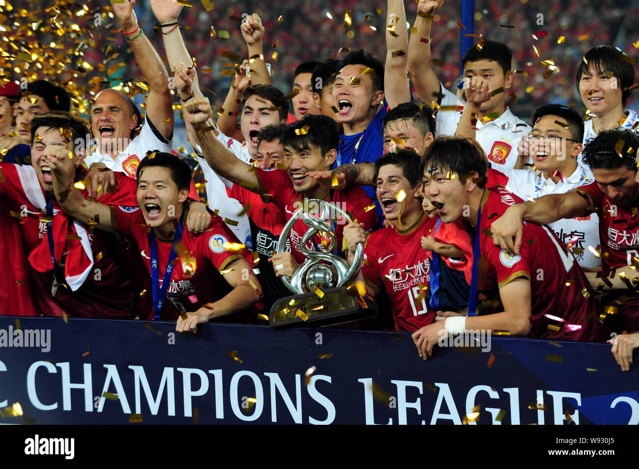 Footballers of Chinas Guangzhou Evergrande celebrate after winning the AFC  Champions League 2013 with a 1-1 draw against South Koreas FC Seoul in thei  Stock Photo - Alamy