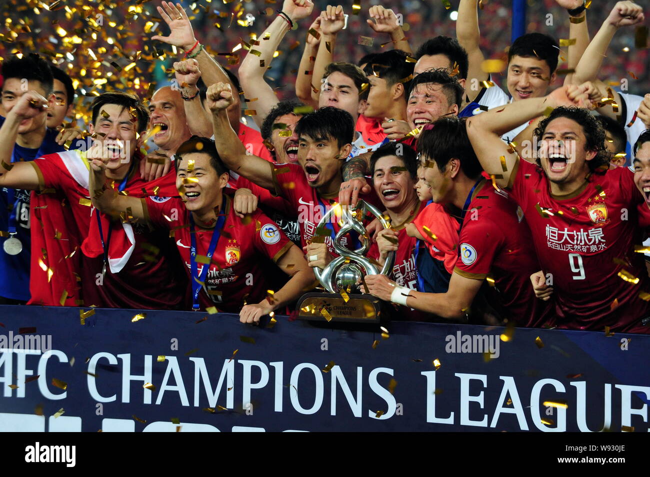 Footballers of Chinas Guangzhou Evergrande celebrate after winning the AFC  Champions League 2013 with a 1-1 draw against South Koreas FC Seoul in thei  Stock Photo - Alamy