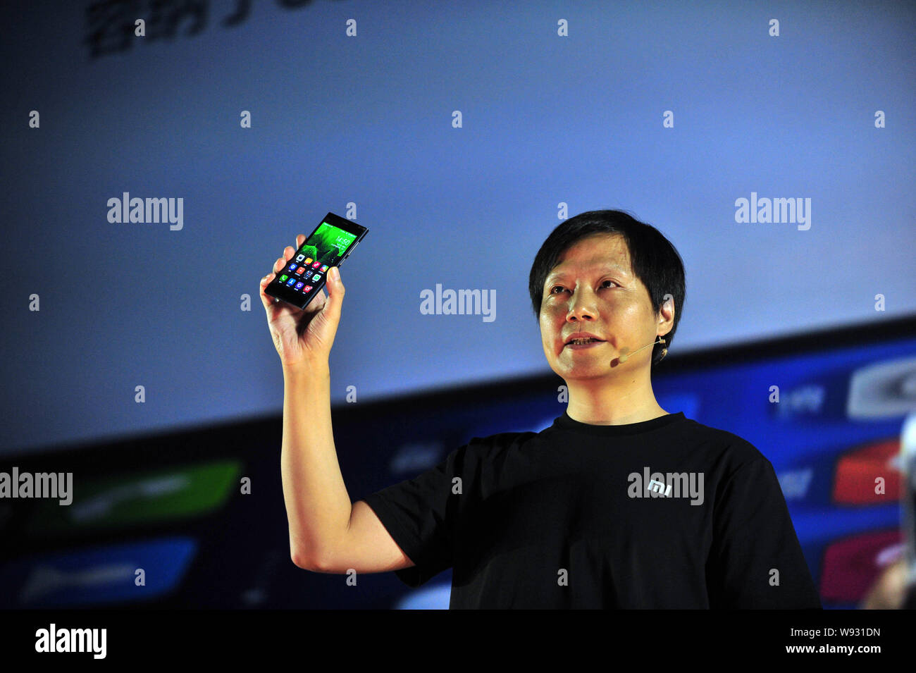 Lei Jun, CEO of Beijing Xiaomi Technology Co., Ltd. and Chairman of  Kingsoft Co., Ltd., speaks holding a Xiaomi MI3 smartphone during a launch  event f Stock Photo - Alamy