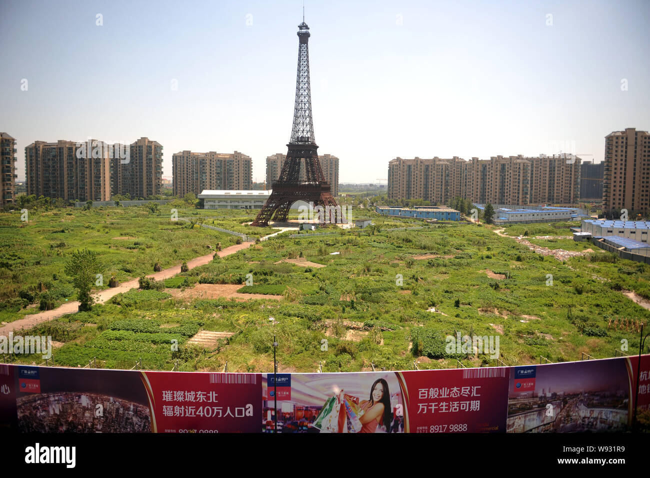 Eiffel Tower cloned in Hangzhou vegetable fields(2/4) - Headlines,  features, photo and videos from , china, news, chinanews, ecns