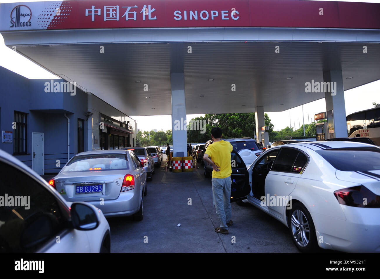 Vehicles to be refueled wait at a gas station of Sinopec in Wuxi, east Chinas Jiangsu province, 19 July 2013.   Sinopec Group, Asias largest refiner, Stock Photo