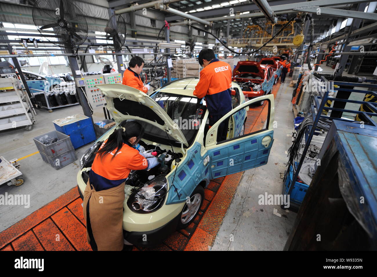 https://c8.alamy.com/comp/W9335N/file-chinese-factory-workers-assemble-panda-gx2-cars-on-the-assembly-line-at-an-auto-plant-of-geely-in-linhai-city-east-chinas-zhejiang-province-W9335N.jpg