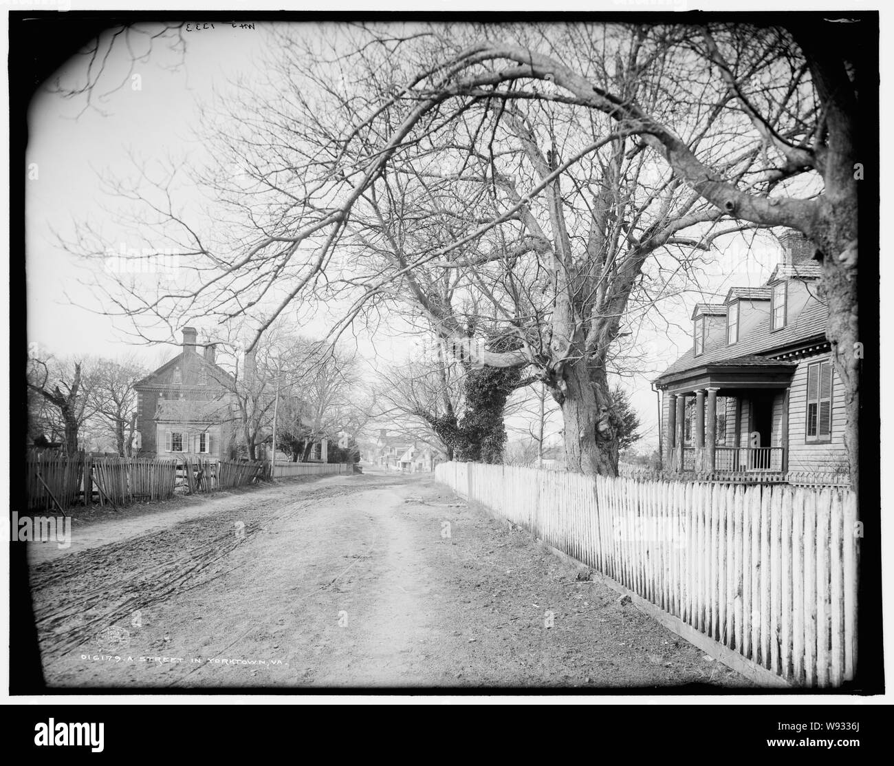English A street in Yorktown, Va. English A street in Yorktown, Va