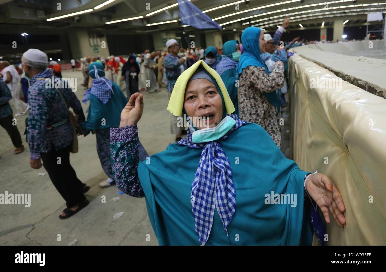 Mecca, Saudi Arabia. 12th Aug, 2019. Muslim pilgrims throw pebbles at