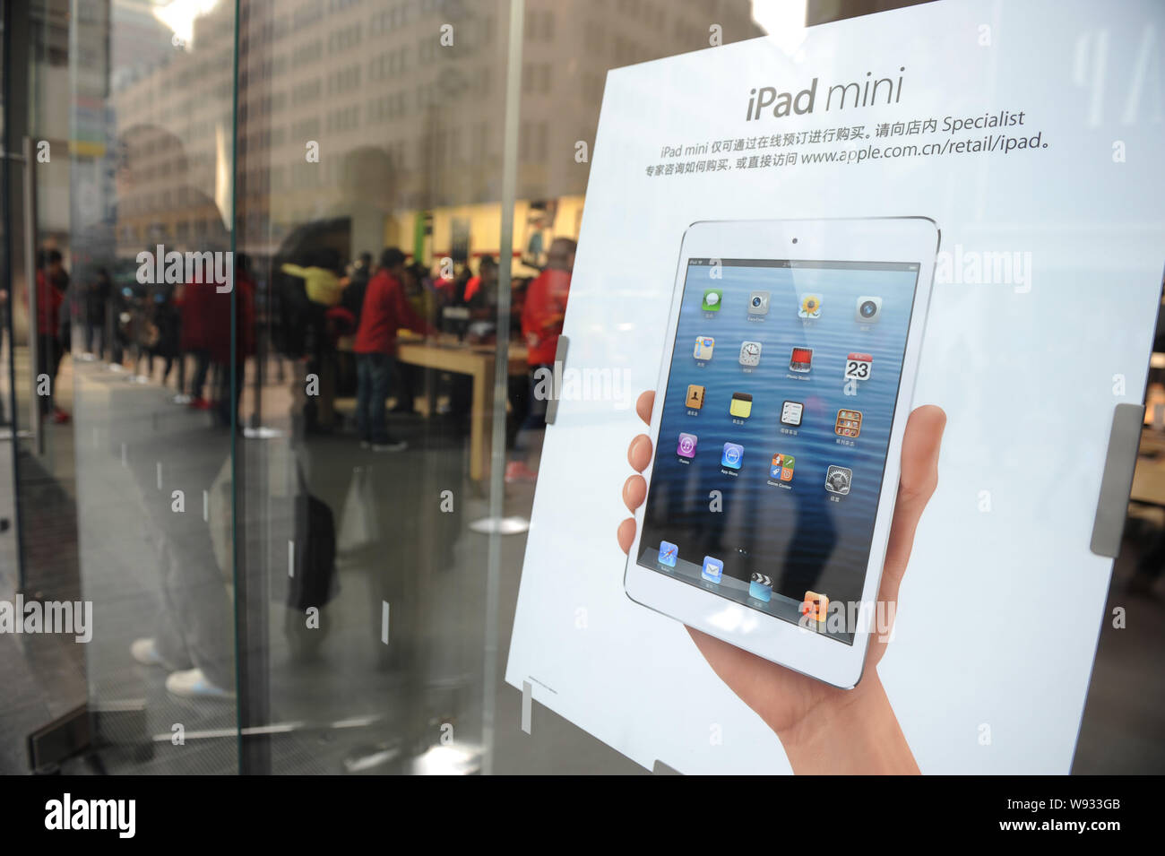 FILE--An advertising poster of the iPad mini tablet PC is displayed at an  Apple Store in Shanghai, China, 8 December 2012. Apples iPad mini has be  Stock Photo - Alamy