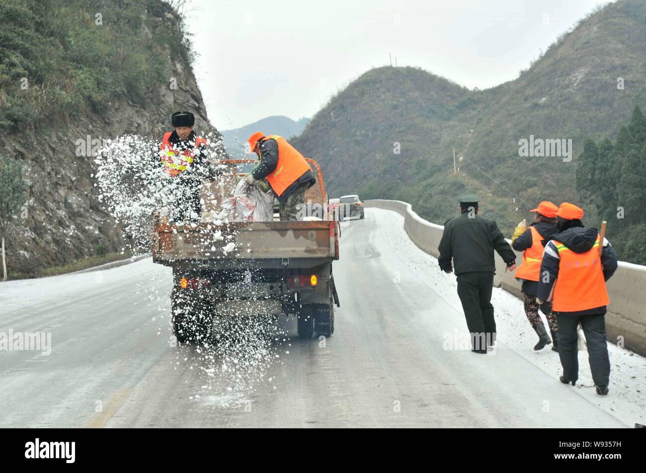 Workers salt truck ice road hi-res stock photography and images - Alamy