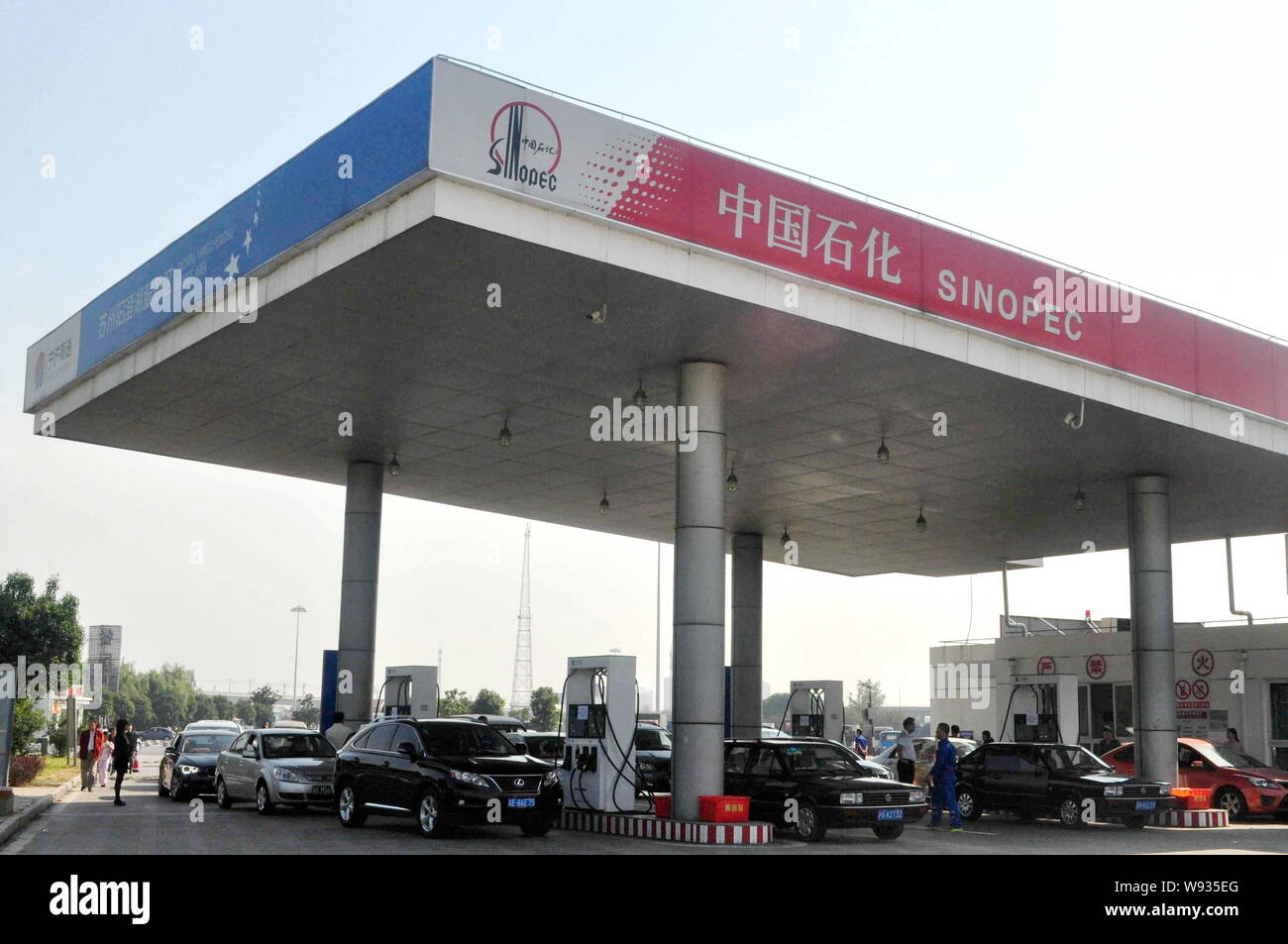 --FILE--Cars to be refueled wait at a gas station of Sinopec in Suzhou, east Chinas Jiangsu province, 30 September 2012.   Chinas largest refiner is i Stock Photo