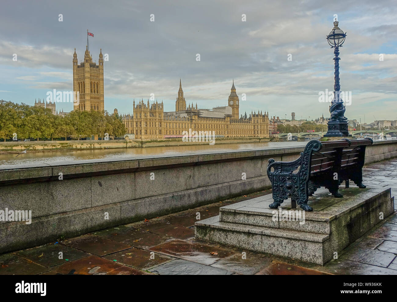 Westminster, London, United Kingdom - October 17, 2016: View of Big Ben and Houses of Parliament from the opposite bank of the Tamesis, with a bench a Stock Photo