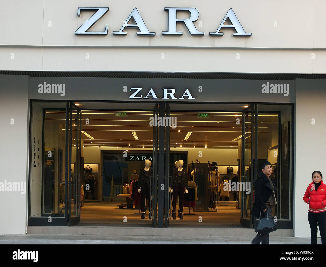 FILE--Pedestrians walk past a store of Spanish fast fashion brand ZARA in  Yichang city, central China Hubei province, 6 December 2012. Chinese app  Stock Photo - Alamy