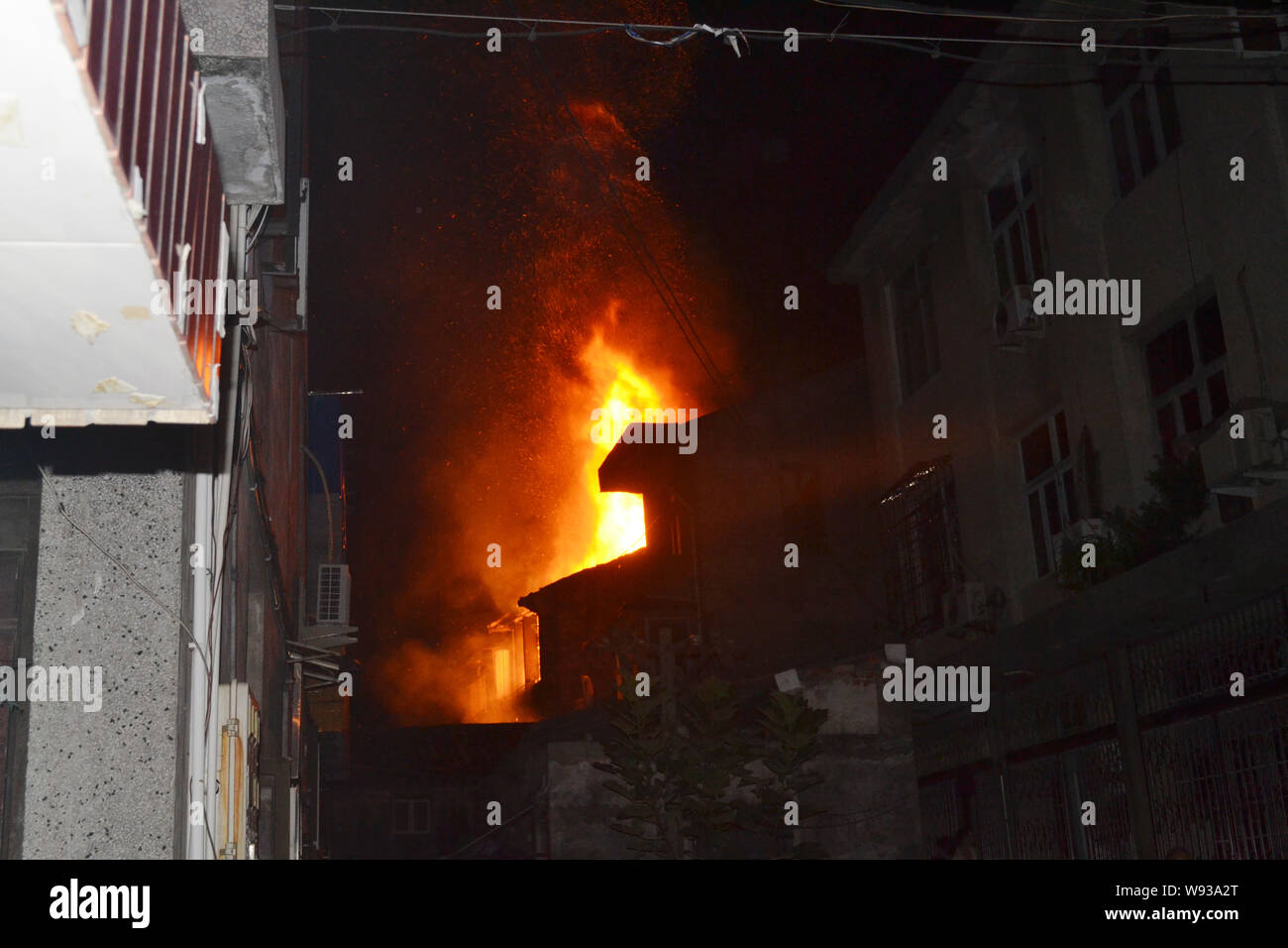 A residential building is on fire in Ruian city, east Chinas Zhejiang province, 8 August 2013.   Seven people have been confirmed dead in a residentia Stock Photo