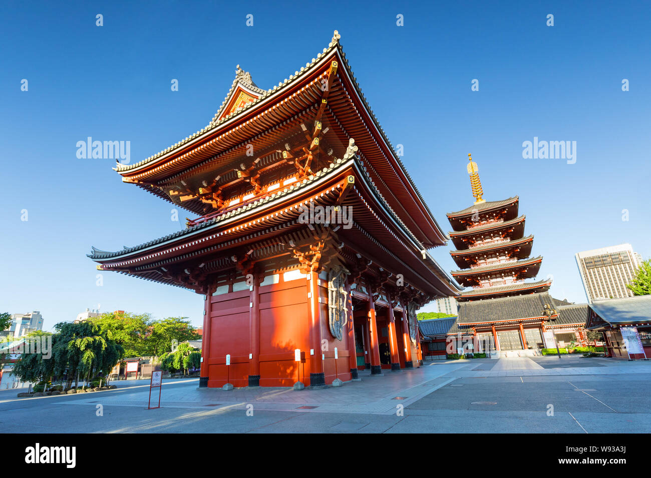 Tokyo temple hi-res stock photography and images - Alamy