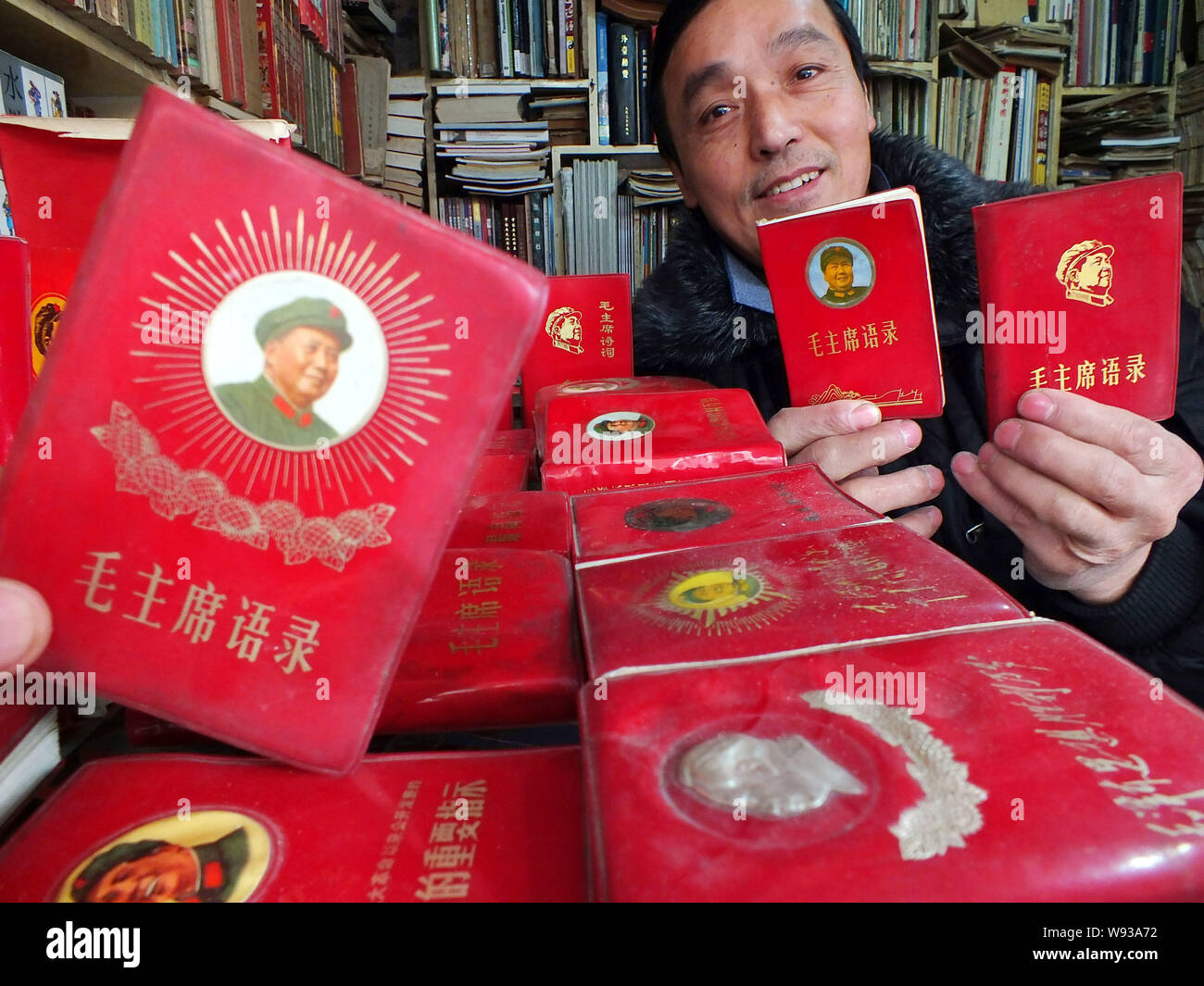 håndjern Til sandheden vidne A Chinese collector shows his collection of little red books with the  quotes and analects of former Chinese leader Mao Zedong in Yichang city,  central Stock Photo - Alamy
