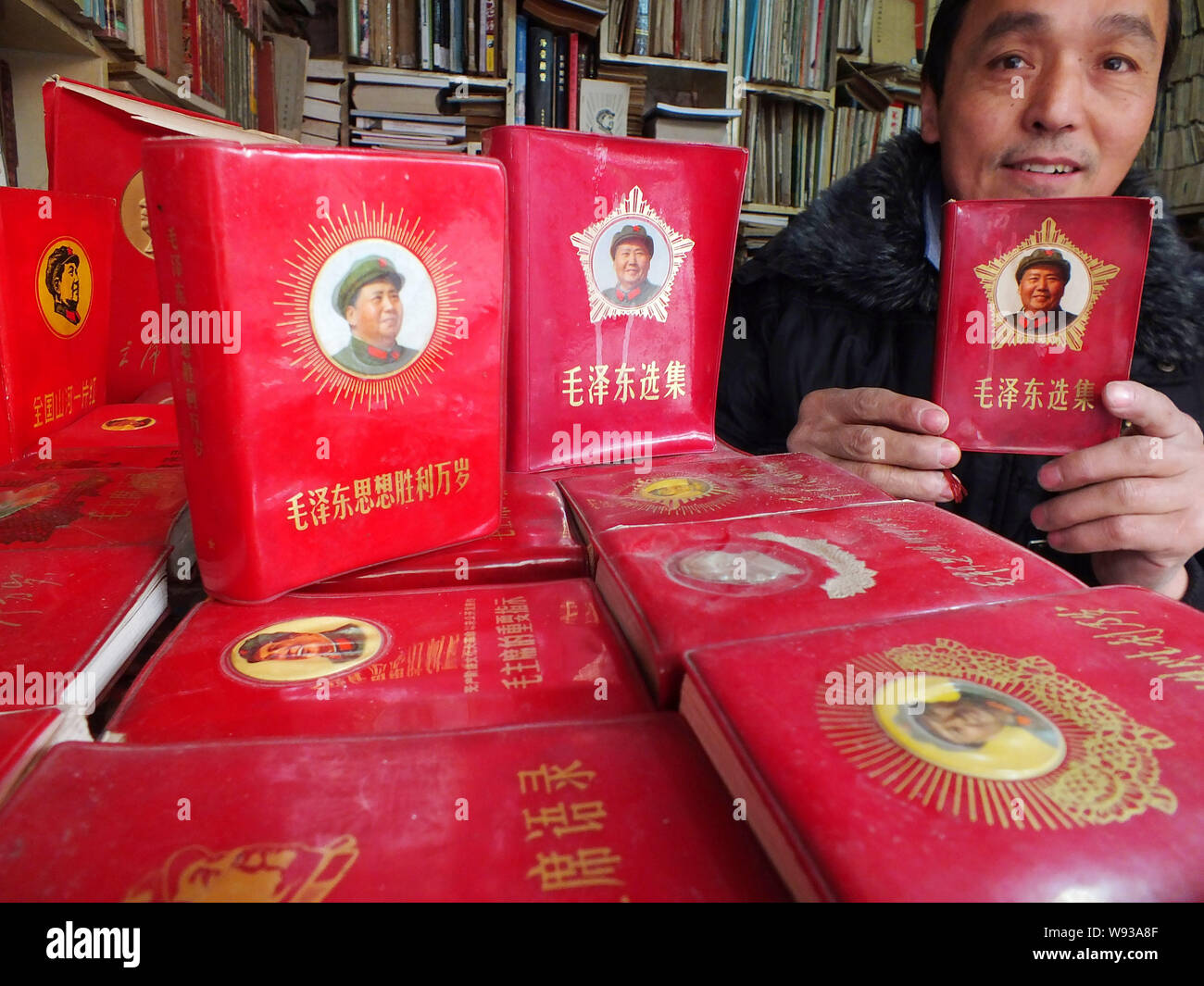 A Chinese collector shows his collection of little red books with the quotes and analects of former Chinese leader Mao Zedong in Yichang city, central Stock Photo
