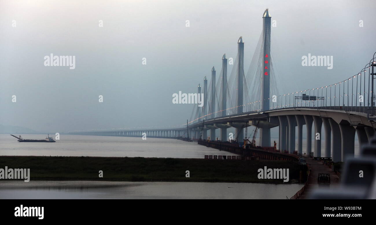 View of the Jiashao Bridge connecting Jiaxing and Shaoxing cities in east Chinas Zhejiang province, 1 July 2013.   With the unveiling of the Jiashao B Stock Photo