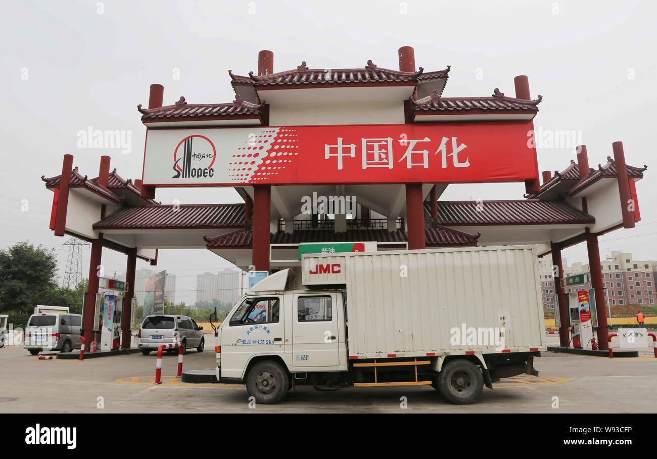 --FILE--A van being refueled waits at a gas station of Sinopec in Xuchang, central Chinas Henan province, 9 September 2013.   Chinas largest refiner i Stock Photo