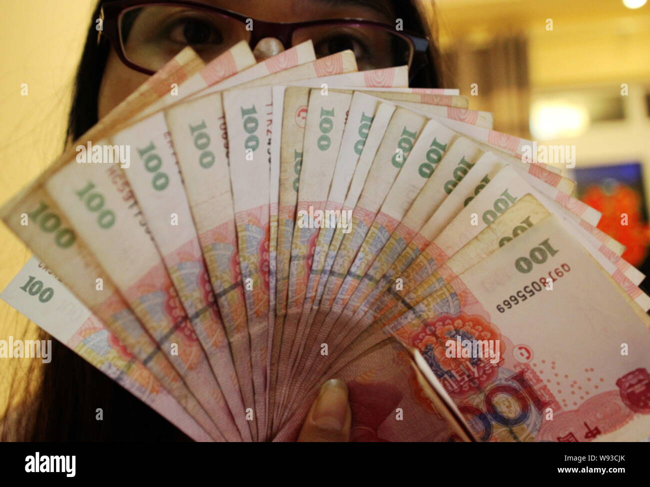 Counting Rmb Chinese woman counts rmb hi-res stock photography and images - Alamy
