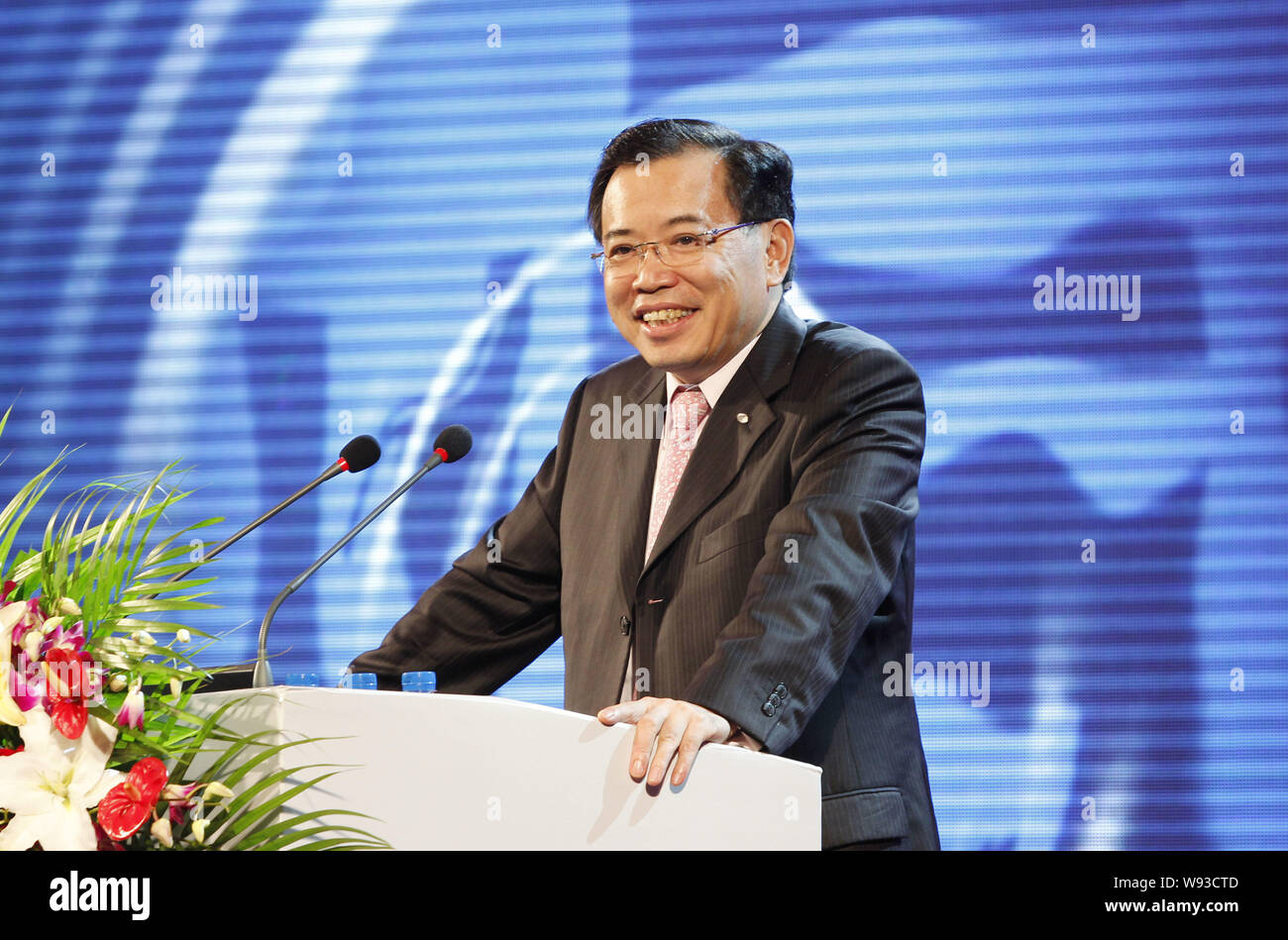 --FILE--Li Dongsheng, president of TCL, speaks during the CKGSB (Cheung Kong Graduate School of Business) Summer Forum in Kunming city, southwest Chin Stock Photo