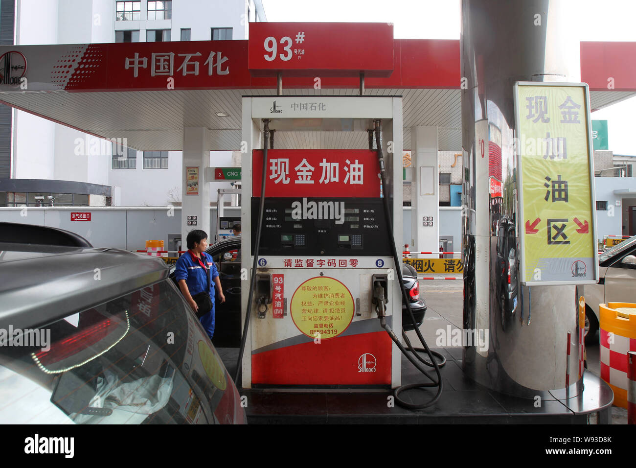 --FILE--Vehicles to be refueled wait at a gas station of Sinopec in Nantong, east Chinas Jiangsu province, 29 September 2013.   Chinas largest refiner Stock Photo
