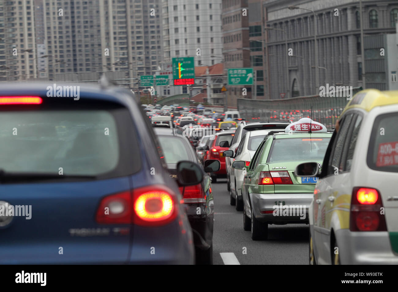 --FILE--Vehicles move slowly in a traffic jam on an elevated roadway in Shanghai, China, 20 January 2013.    FRENZIED car buying before Chinese New Ye Stock Photo