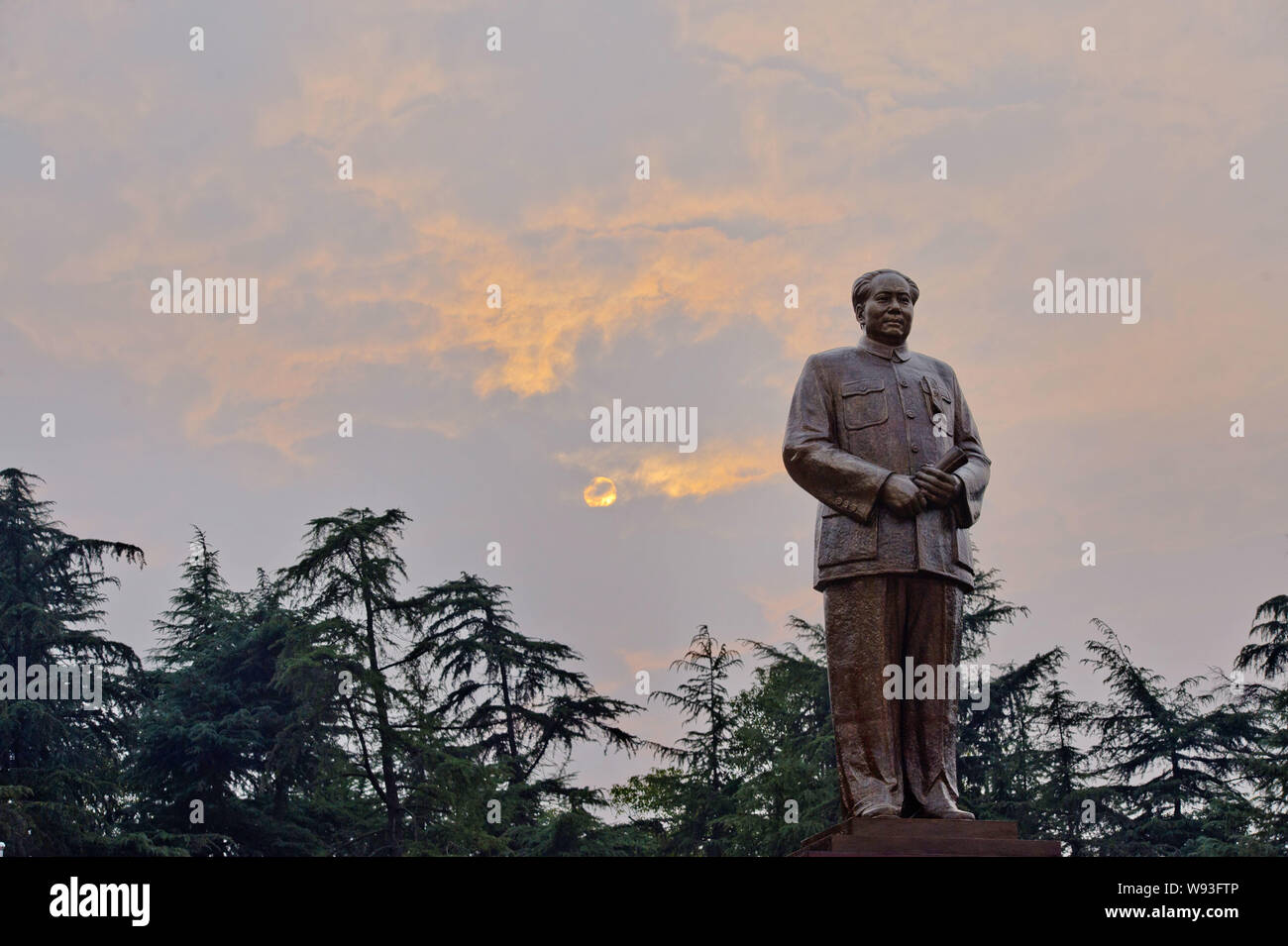 --FILE--Visitors take photos of the stone statue of former Chinese leader Mao Zedong at Mao Zedong Square in Shaoshan, Xiangtan city, central Chinas H Stock Photo
