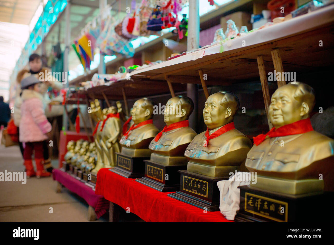 --FILE--Souvenir statues of former Chinese leader Mao Zedong are for sale at a market in Shaoshan, Xiangtan city, central Chinas Hunan province, 14 De Stock Photo
