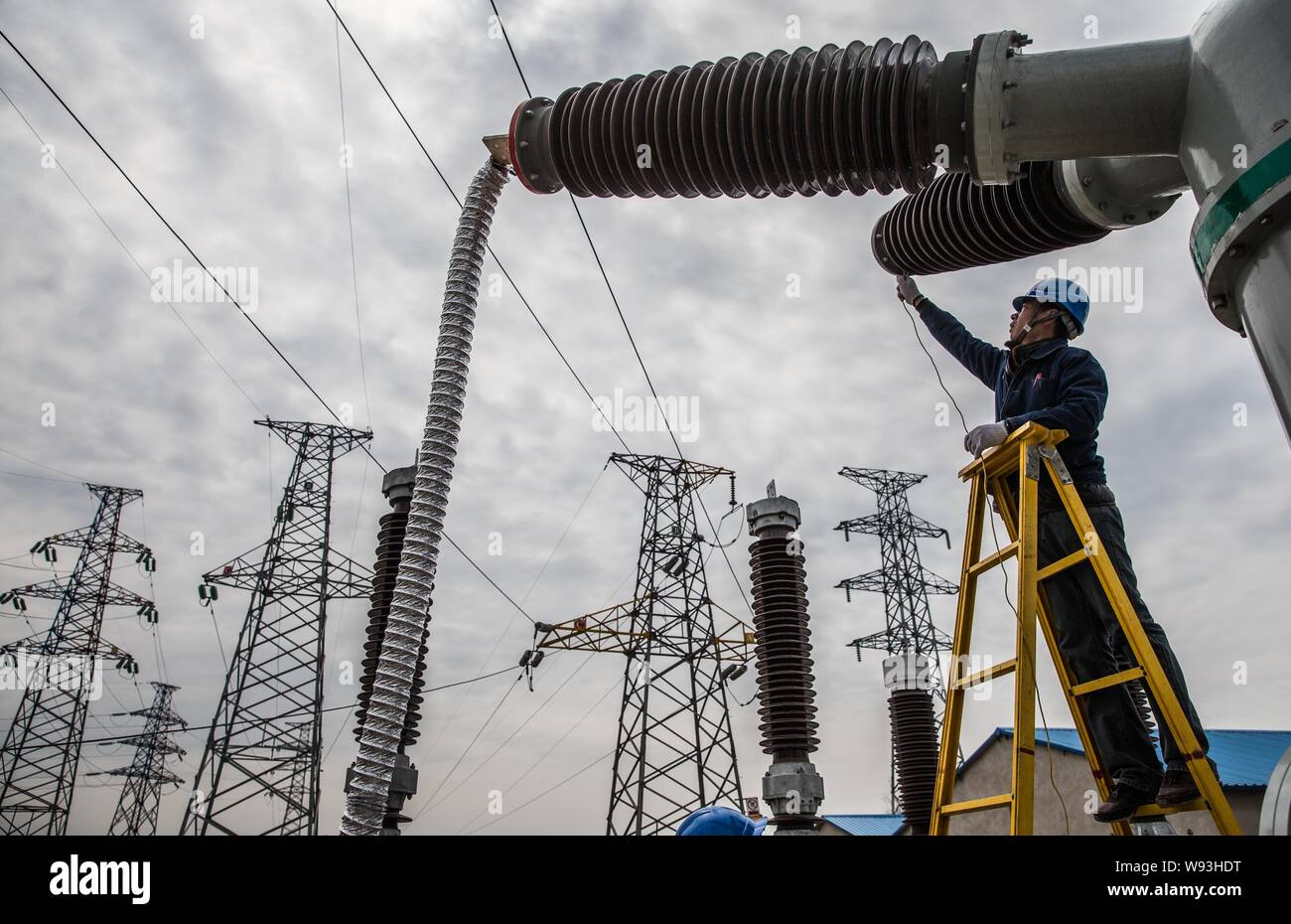 Electrician works hires stock photography and images Alamy