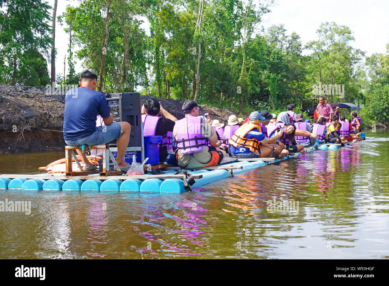 CHANTABURI, LAEM SING, THAILAND – 26 JULY 2019 Tourists floating on pvc  pipe raft in the lake of Laem Sing Stock Photo - Alamy