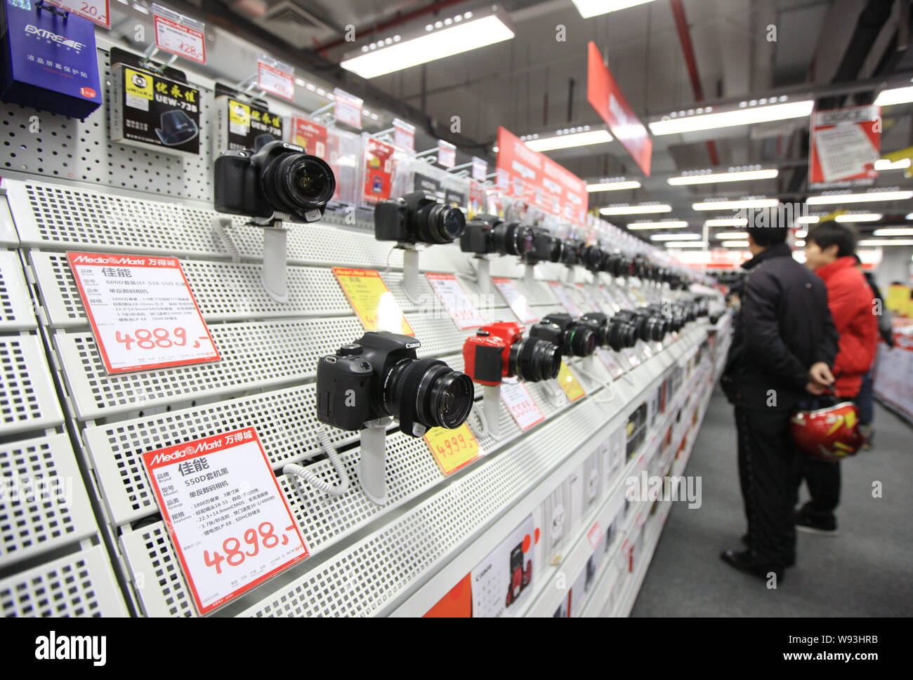 FILE--Chinese customers shop for digital cameras at a Media Markt store in  Shanghai, China, 9 December 2011. German retailer giant Metro said it h  Stock Photo - Alamy