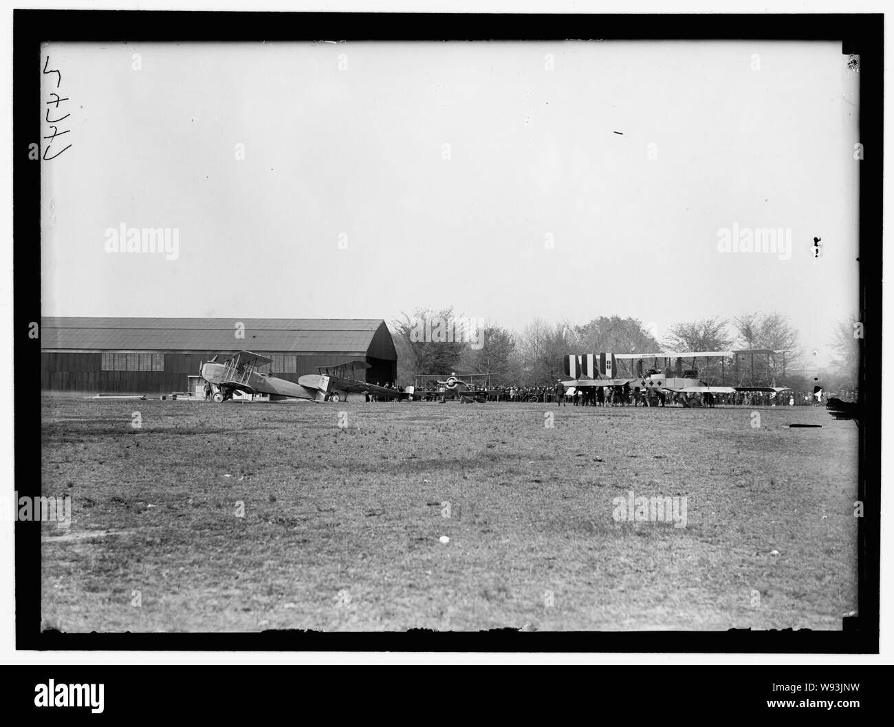 ALLIED AIRCRAFT DEMONSTRATION AT POLO GROUNDS. HANGARS PLANES, AVRO AND CURTIS BEING CONDITIONED Stock Photo