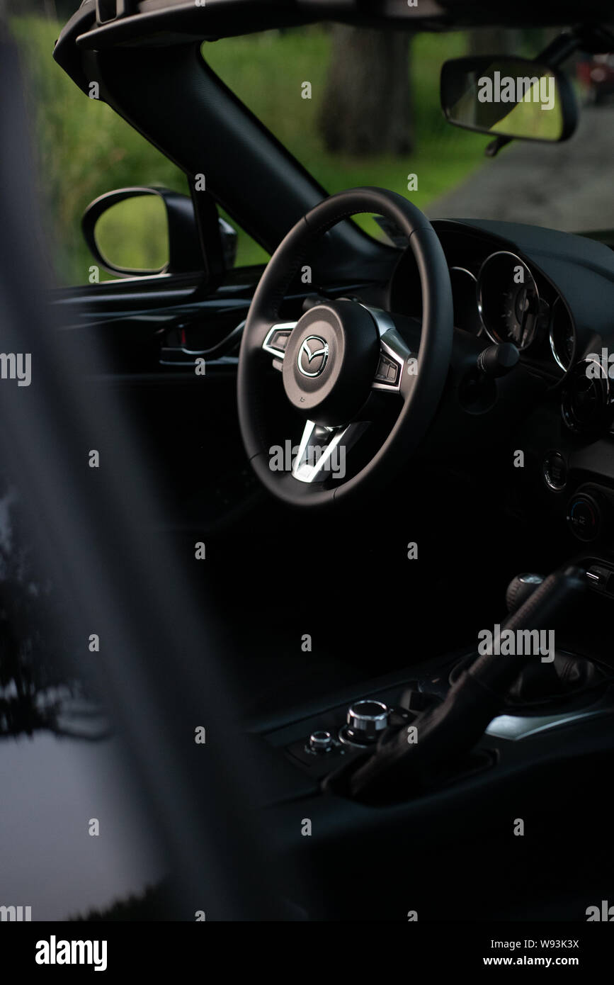 Innenraum Cockpit, Armaturenbrett, Lederlenkrad/Lenkrad mit  Multifunktionstasten, Navigationssystem Mazda Connect mit 8-Zoll  Farbdisplay, Klimaautomatik, Ledersitze schwarz des Mazda MX-5  Exclusive-Line Roadster MX5 Baureihe ND, 4. Generation