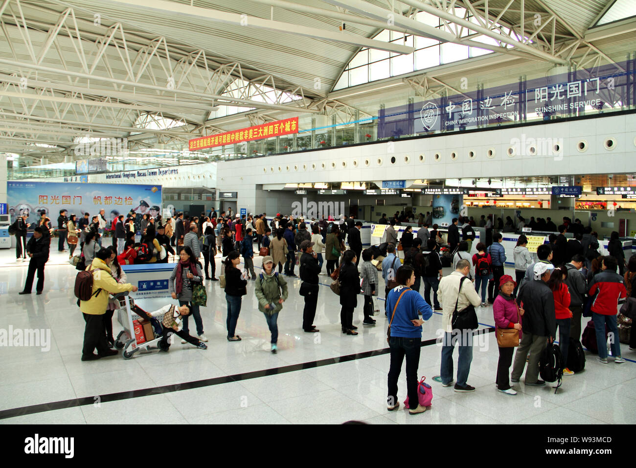 --FILE--Passengers travelling abroad queue up to check in at the Qingdao Liuting International Airport in Qingdao, east Chinas Shandong province, 7 Ap Stock Photo