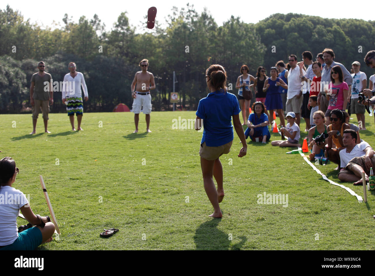 A foreign entrant, center, kicks a flip-flop during the 4th Throw Tatane  Cup at the Century Park in Pudong, Shanghai, China, 15 September 2013. The  Stock Photo - Alamy