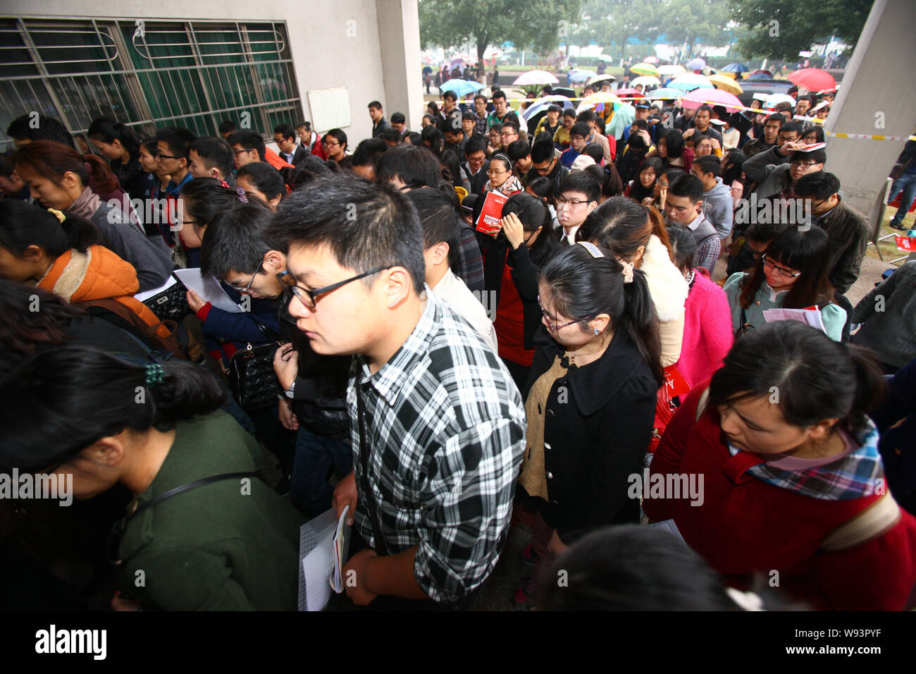A crowd of Chinese examinees flocks into a building to take part in the ...