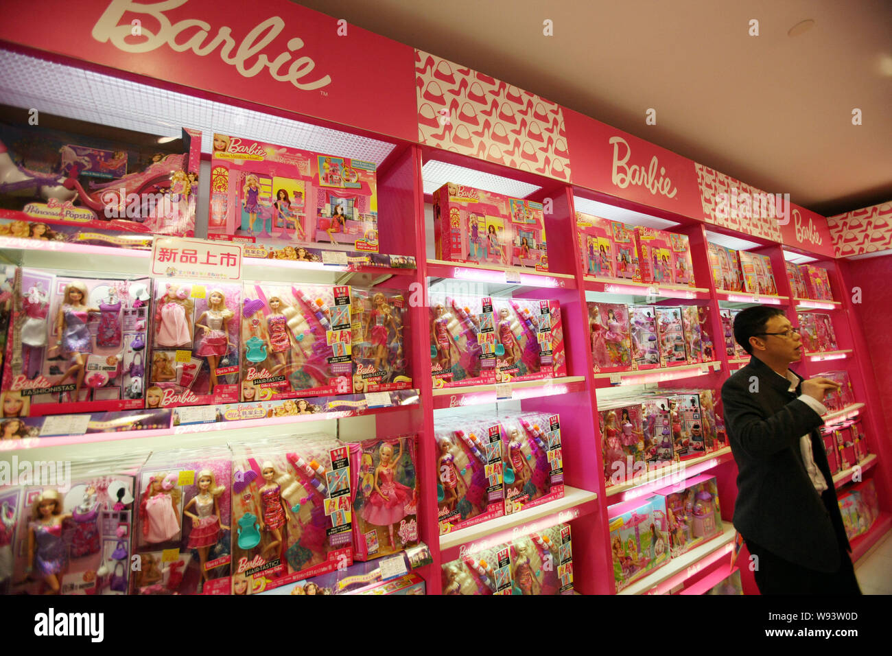 FILE--A customer buys Barbie dolls of Mattel at shopping mall in Shanghai, 21 March 2013. U.S. toy maker Mattel stumbled in its previous Stock Photo - Alamy