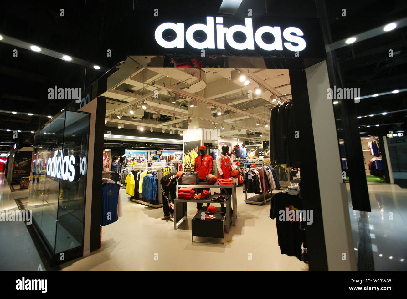 FILE--A clerk dusts off shelves in a sportswear store of Adidas at a  shopping mall in Shanghai, China, 13 March 2013. Adidas said lacklustre  Europ Stock Photo - Alamy