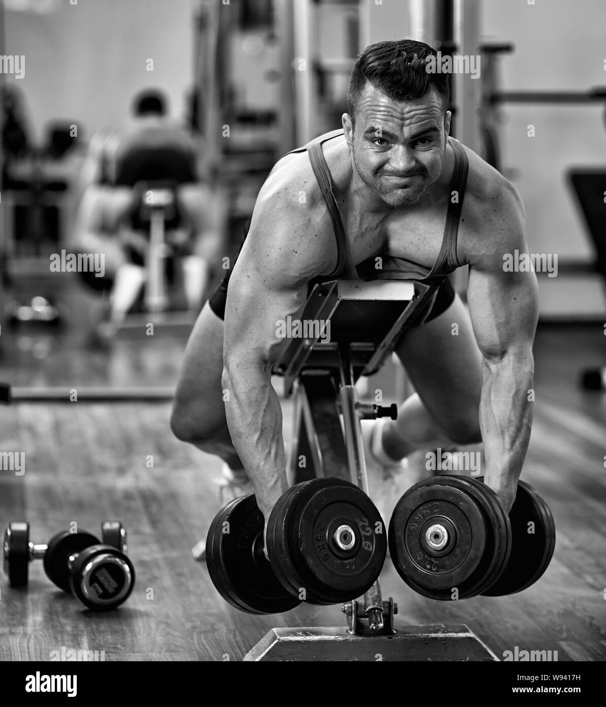 Man bench gym dumbbell Black and White Stock Photos & Images - Alamy