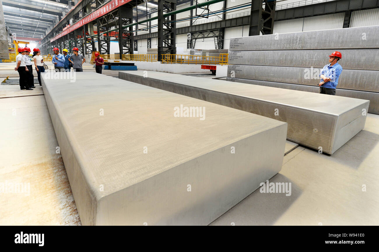https://c8.alamy.com/comp/W941E0/file-chinese-workers-examine-giant-aluminum-ingots-at-a-plant-of-shandong-weiqiao-pioneering-group-co-ltd-in-zouping-county-binzhou-city-east-W941E0.jpg