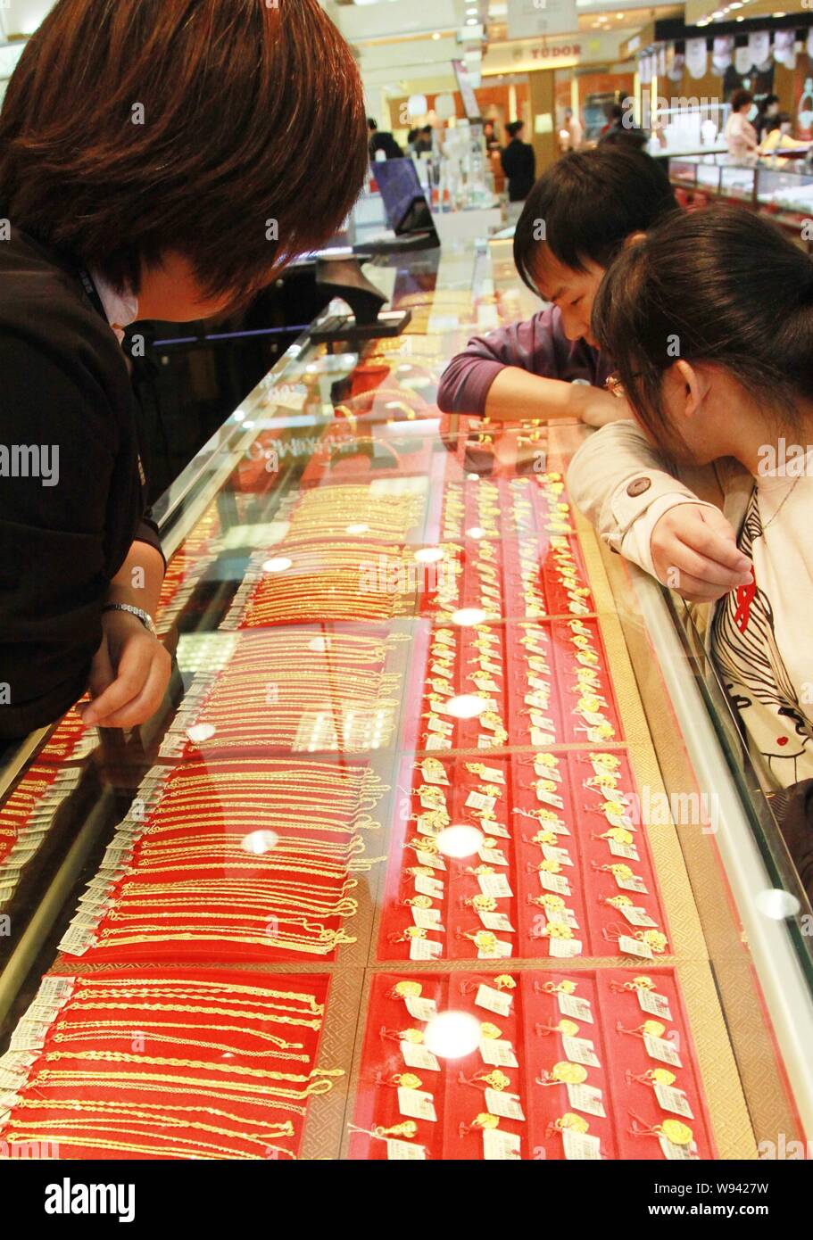 --FILE--Chinese customers buy gold ornaments in a gold shop in Nanjing ...