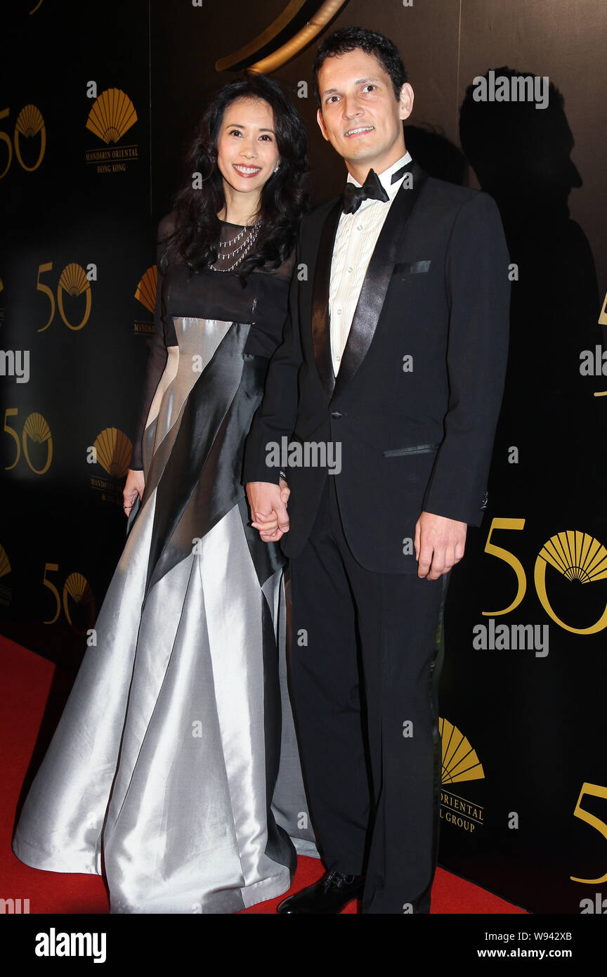 kiezen hartstochtelijk Leegte Hong Kong singer and actress Karen Mok, left, and her husband Johannes  Natterer pose as they arrive at a cocktail party to celebrate the 50th  annivers Stock Photo - Alamy