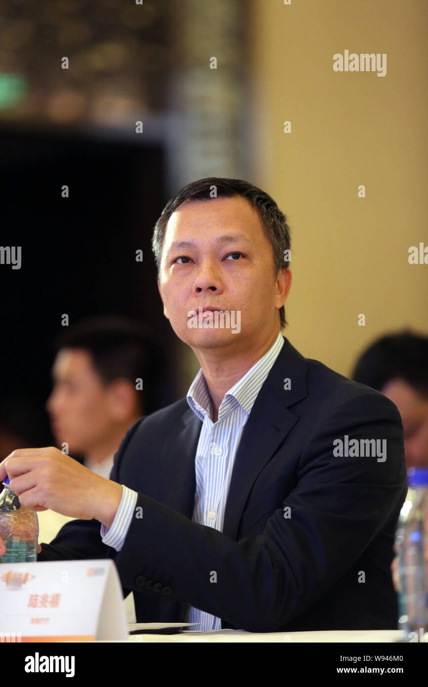 Lu Zhaoxi, new CEO of Alibaba, attends the launch ceremony for yunos.com  and six smartphones that run on the Aliyun system, developed by Alibaba  Group Stock Photo - Alamy
