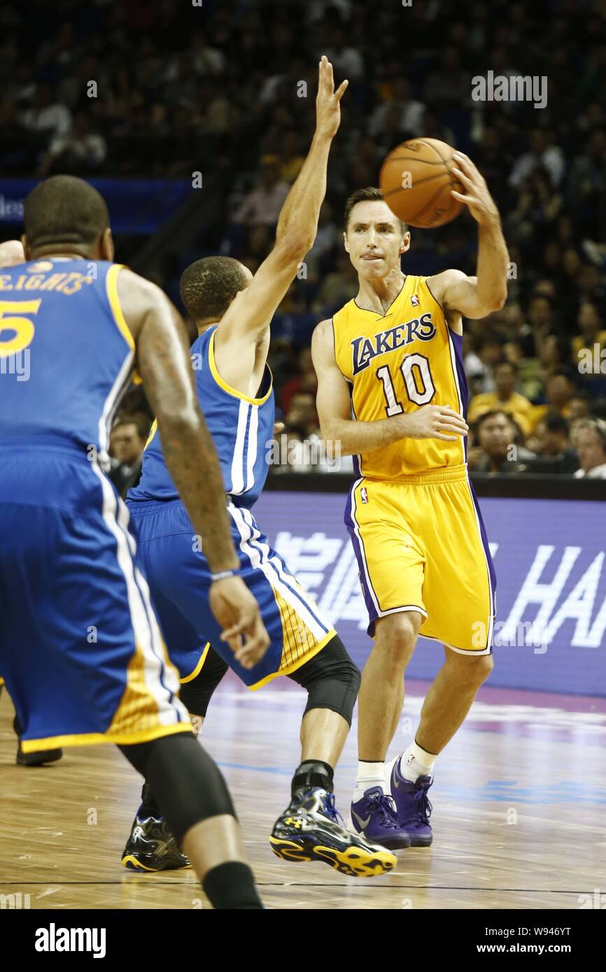 Stephen Curry of Golden State Warriors, second right, dribbles during a  2013-2014 NBA preseason game against Los Angeles Lakers in Beijing, China,  15 Stock Photo - Alamy
