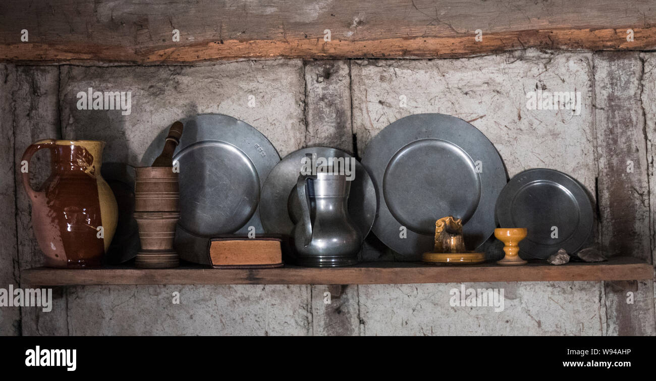 https://c8.alamy.com/comp/W94AHP/colonial-pottery-and-pewter-dishes-W94AHP.jpg