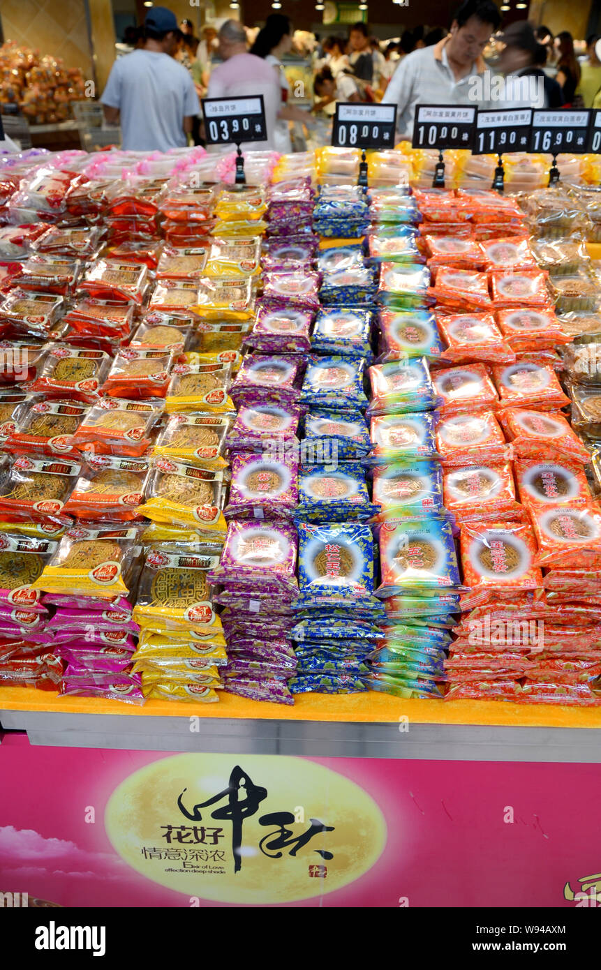 Customers shop for mooncakes at a store in Xuchang city, central Chinas Henan province, 22 August 2013.   First baijiu, then red carpets, and now moon Stock Photo