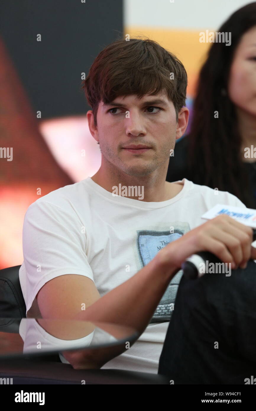 American Actor Christopher Ashton Kutcher Reacts During A Press Conference For The New Movie Jobs In Beijing China 25 August 2013 Stock Photo Alamy