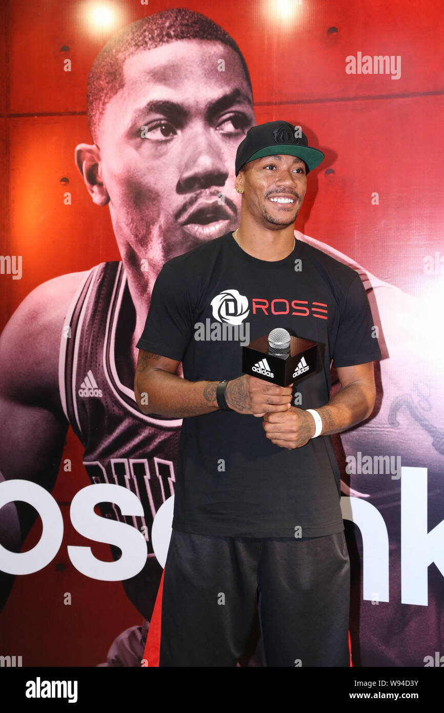NBA star Derrick Rose of Chicago Bulls dunks during a fan meeting on his  Asia Tour in Taipei, Taiwan, 28 August 2011 Stock Photo - Alamy