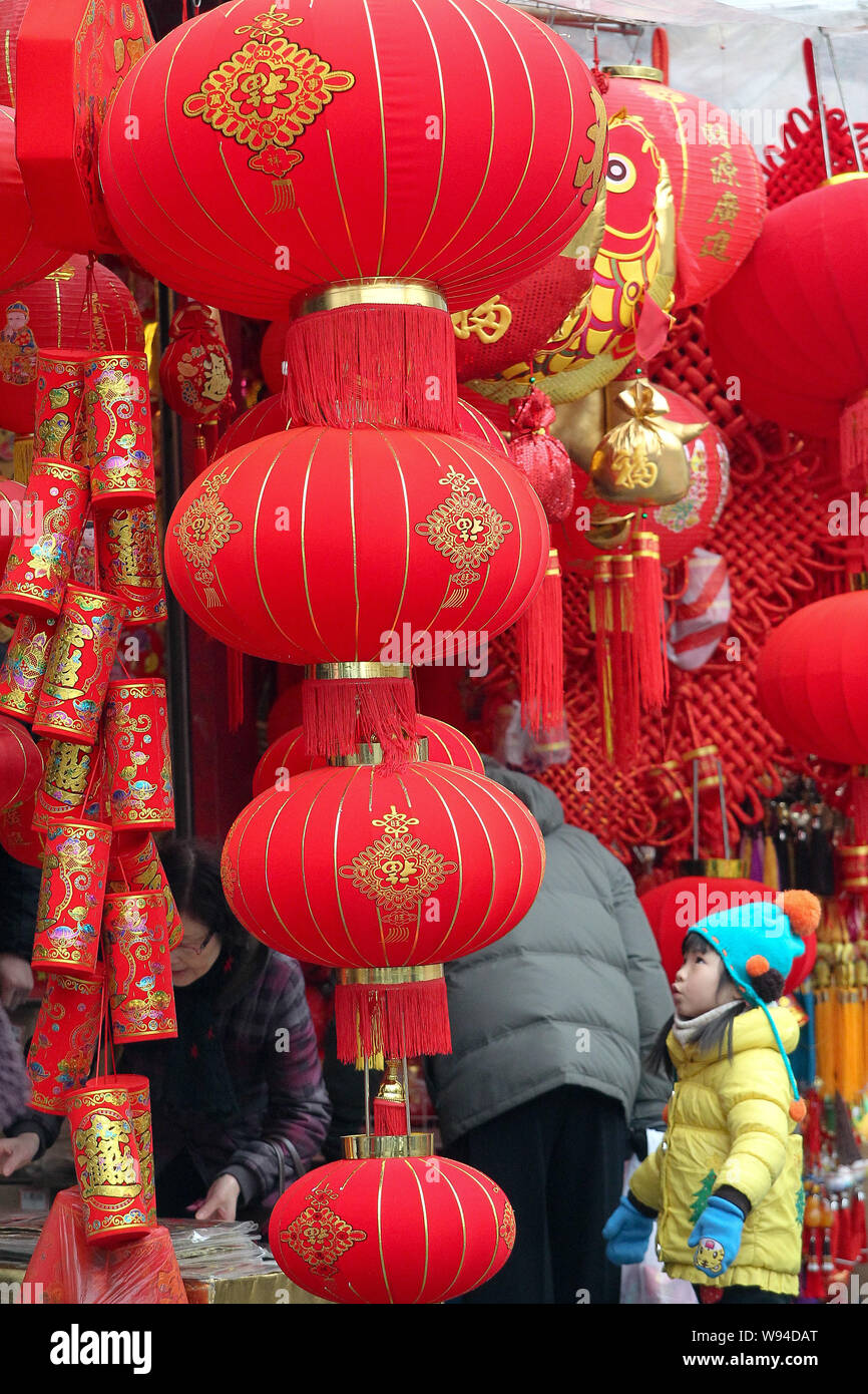 Customers buy Chinese lanterns at a market in Shanghai on February 6, 2013.  Customers buy Chinese lanterns at a market in Shanghai, ahead of the Lun  Stock Photo - Alamy