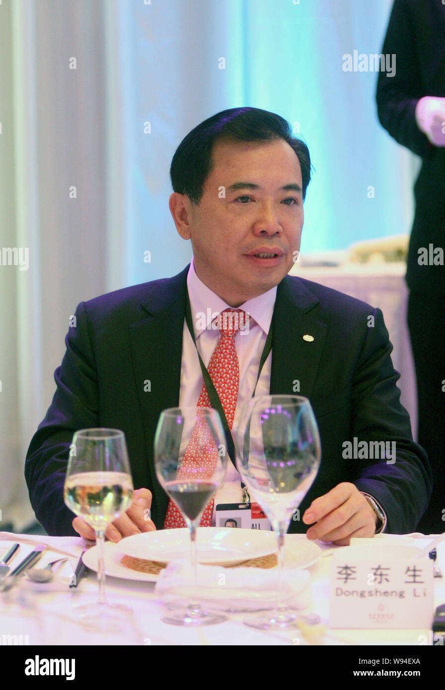 Li Dongsheng, Chairman of TCL Group, speaks at a banquet during the 12th Fortune Global Forum in Chengdu city, southwest Chinas Sichuan province, 7 Ju Stock Photo